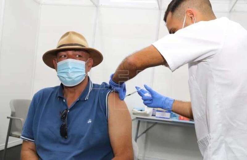 Imagen de archivo de un hombre vacunándose en Infecar / EFE Elvira Urquijo A.